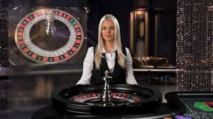 mmkbuma Live Casino ဒိုင်းဆရာနှင့် ကစားသူများ Roulette ကစားနေသောမြင်ကွင်း